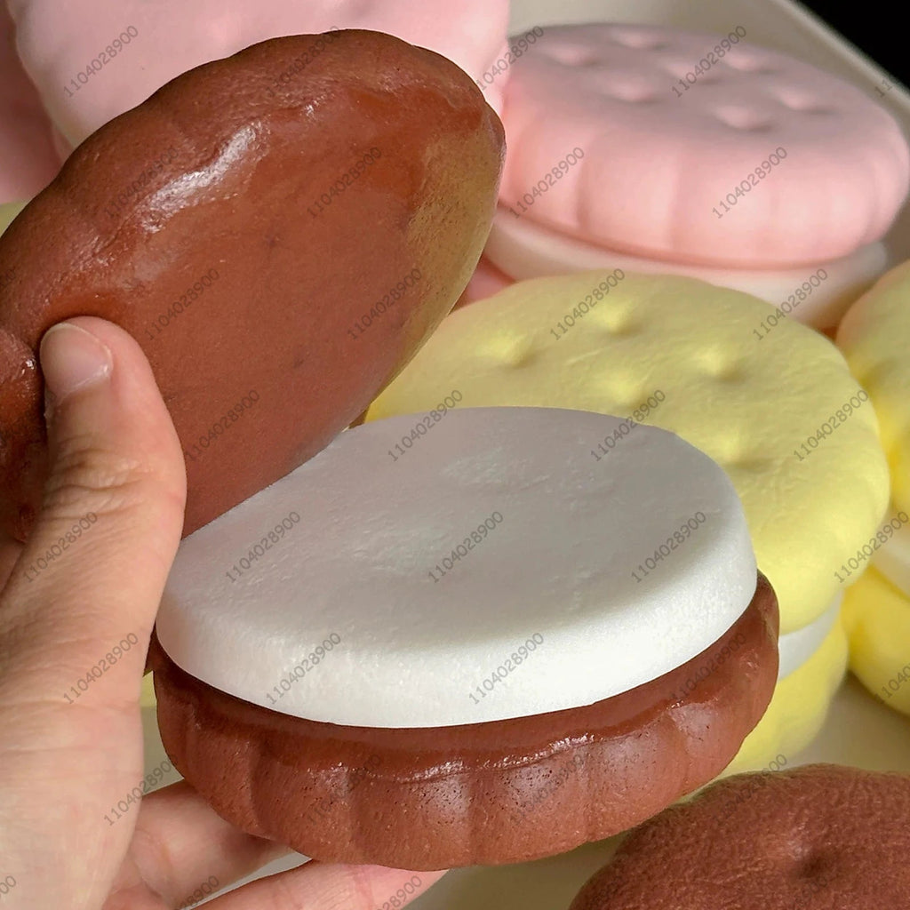 Squishy keks – smeđi keks s bijelom kremom
