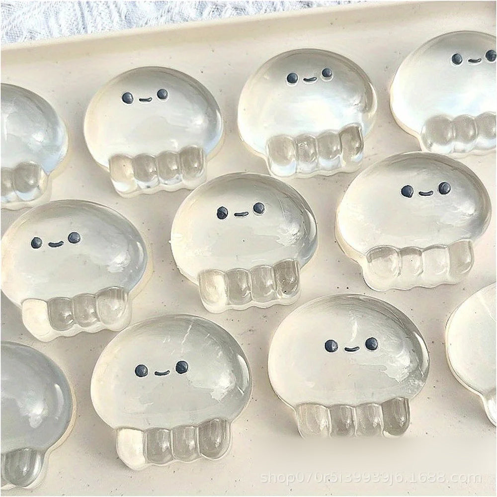Squishy meduza – mnogo prozirnih meduza na tacni