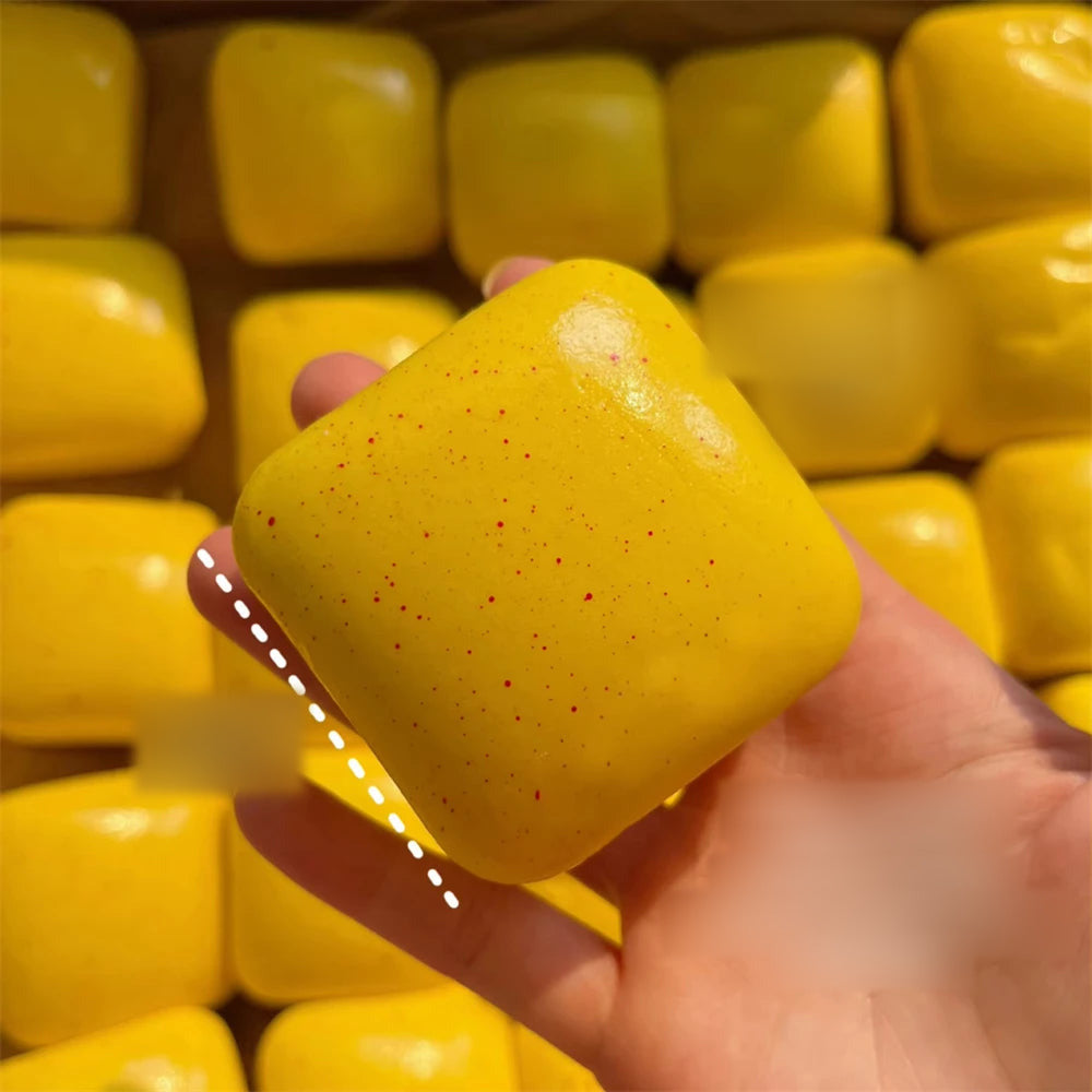 Squishy tost – žuti tost u ruci s mjerama 6 cm