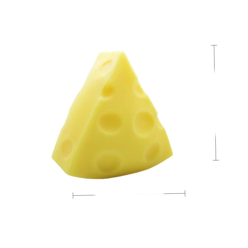 Squishy sir trokut – kriška sira s mjerama 7 × 6,5 × 3,5 cm
