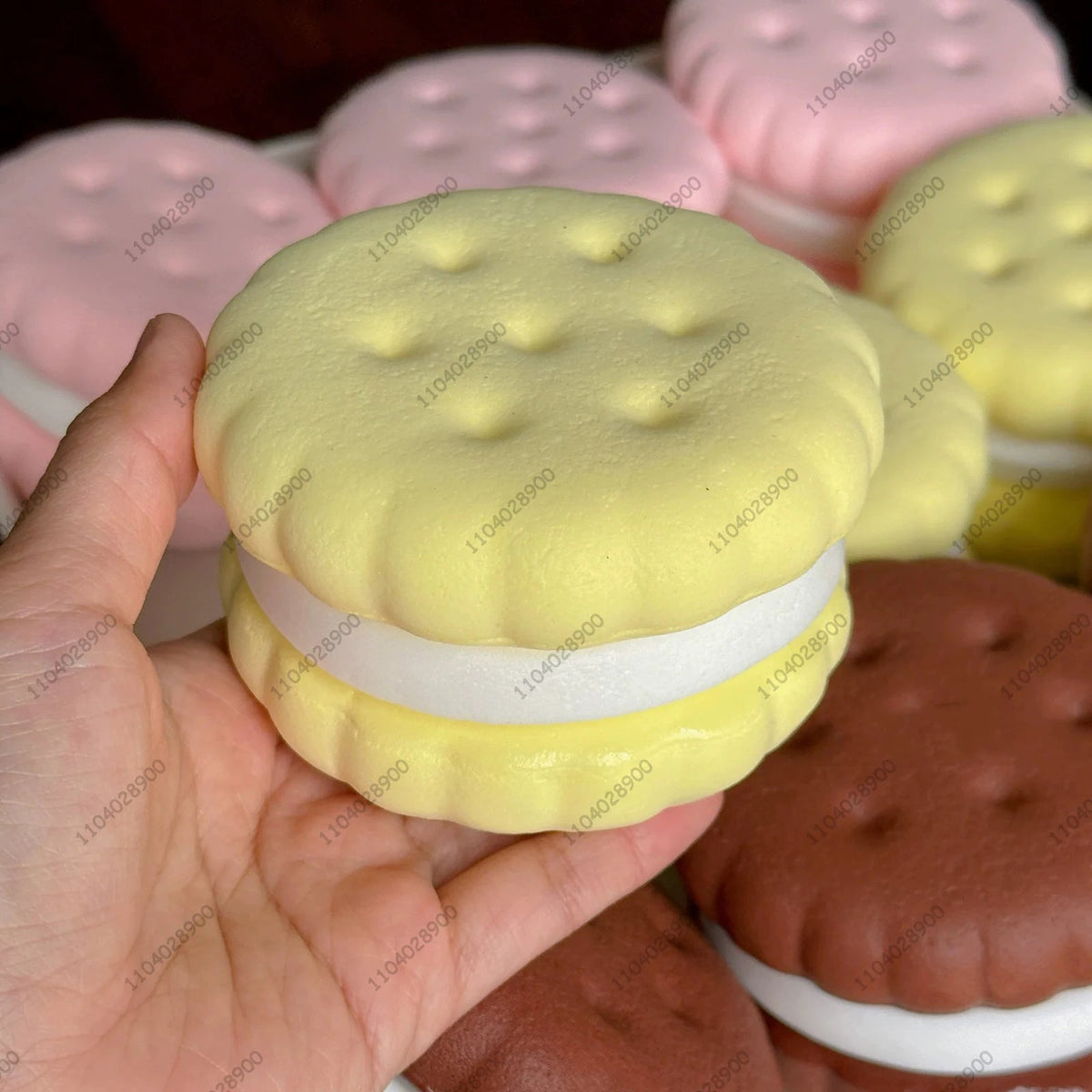Squishy keks – žuti keks u ruci