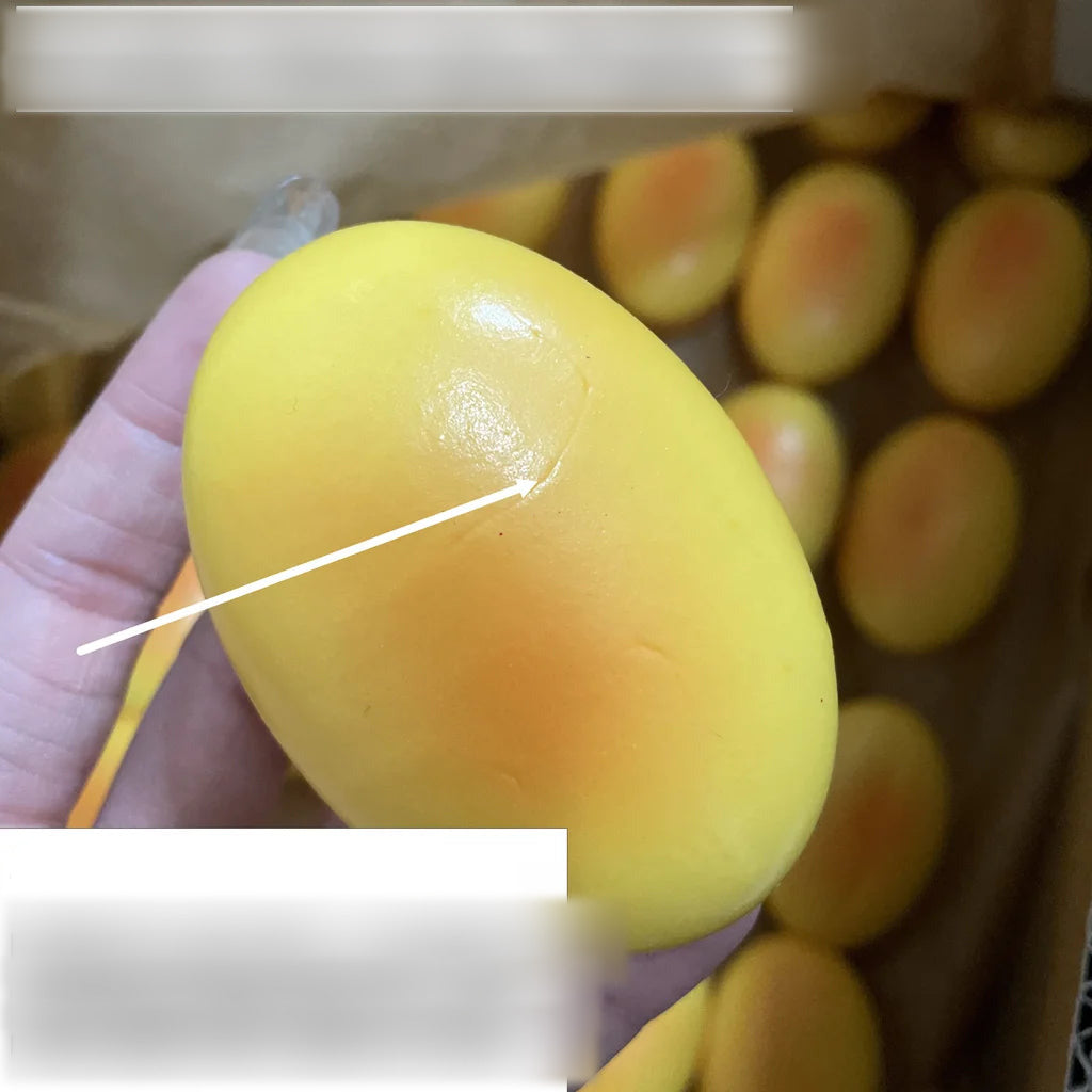 Squishy cheesecake – žuto-narančasti kolačić u ruci