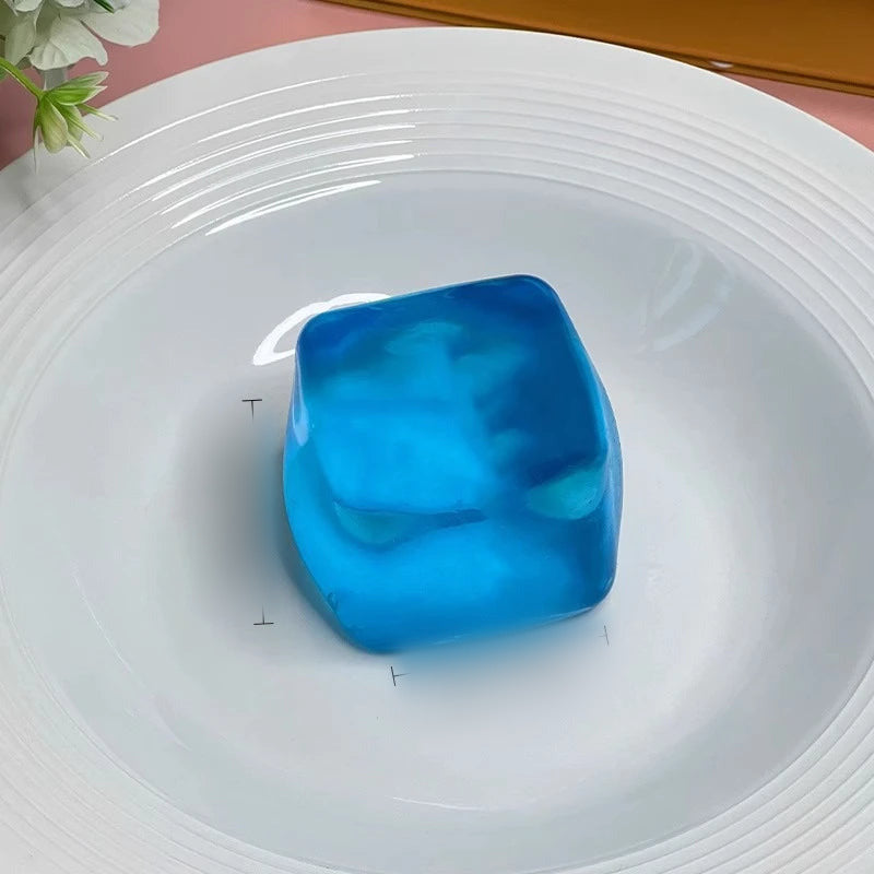 Squishy ledena kocka – plava kocka na tanjuru