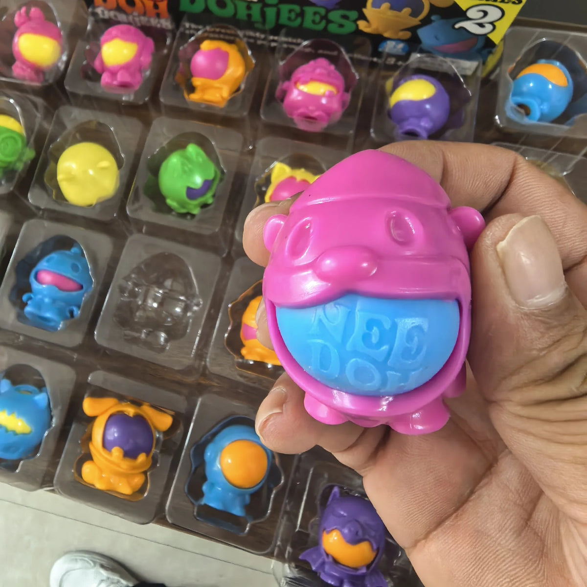 NeeDoh DohJees Blind Box Čudovišta – antistres squishy igračka, slika 3
