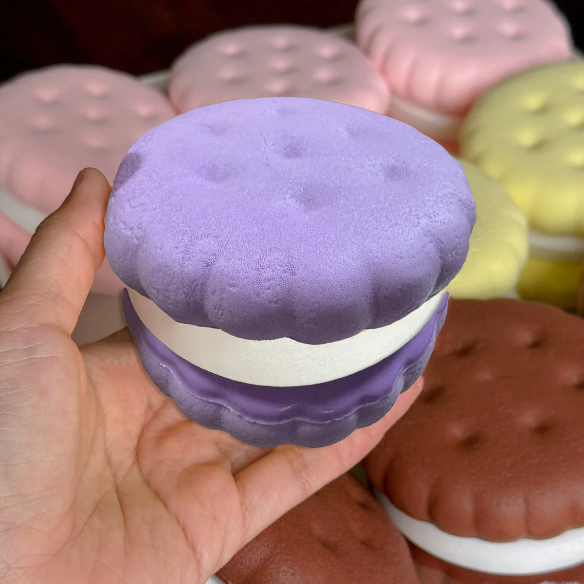 Squishy keks – ljubičasti keks u ruci