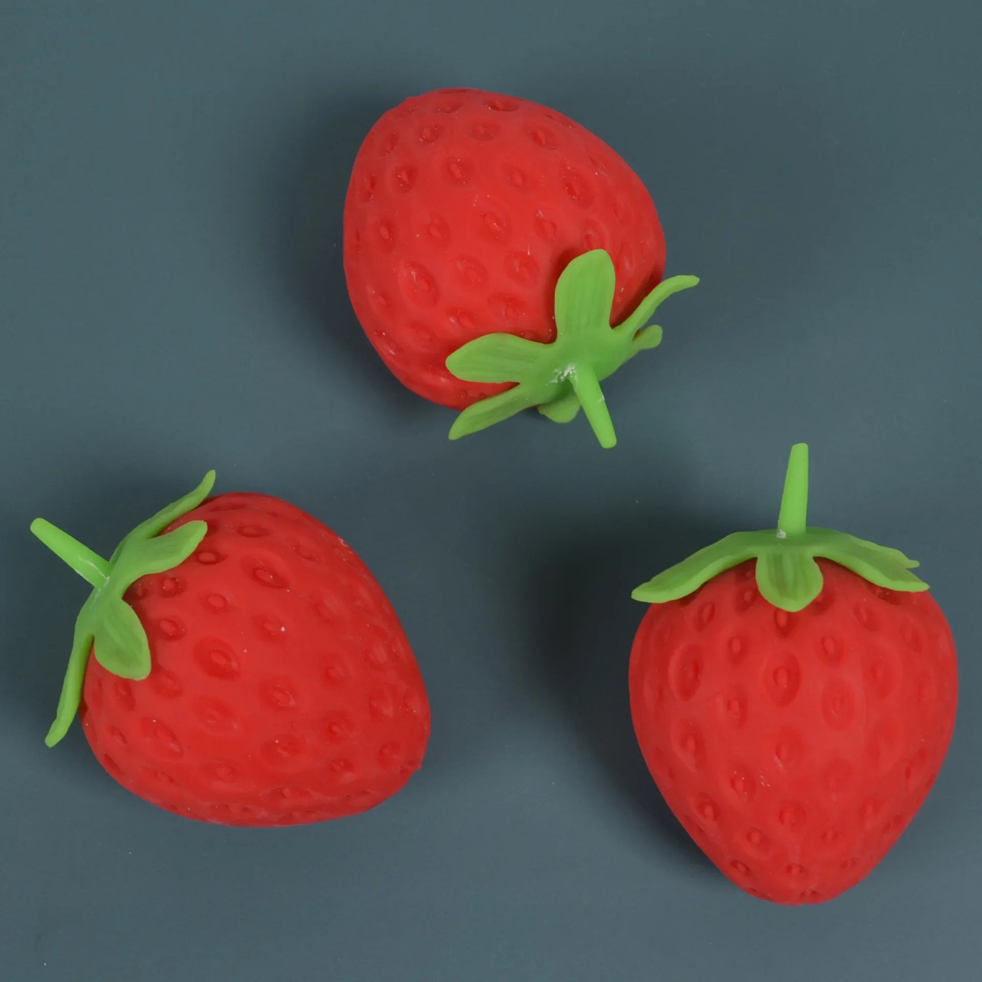 Squishy Jagoda Fidget Ball 🍓 — Dinamička Energija